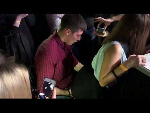 ❤️ Ubulili bangempela ku-nightclub yaseRussia. Intombazane yaseRussia eneminyaka engu-18 ubudala ingene endunu nasesithweni sangasese e-nightclub ️❌ ku-zu.myteporn.ru ❤